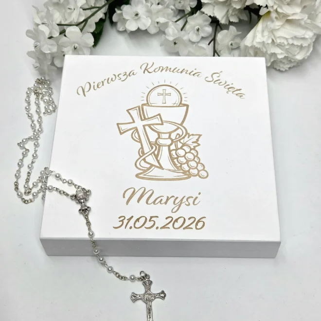 Białe pudełko prezent na Pierwszą Komunię