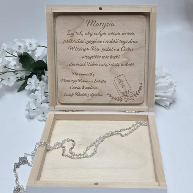 Białe pudełko prezent na Pierwszą Komunię