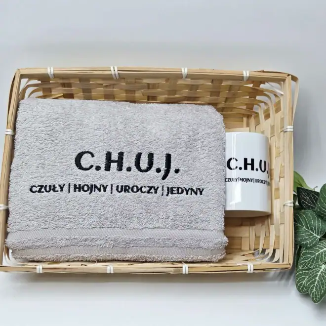 Zestaw prezentowy dla niego Ręcznik i Kubek „C.H.U.J”